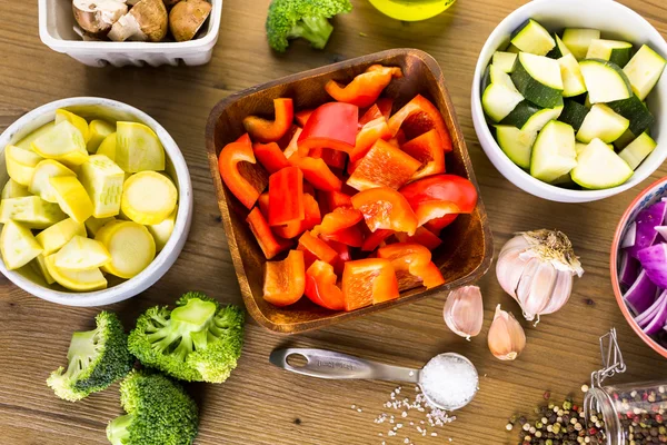 Zutaten für die Zubereitung von geröstetem Mischgemüse — Stockfoto