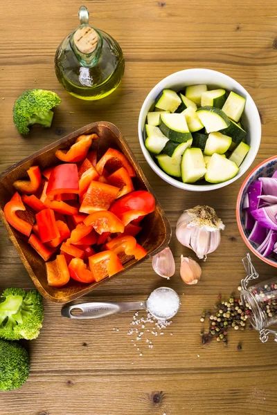 Ingrediënten voor het voorbereiden van geroosterde gemengde groenten — Stockfoto