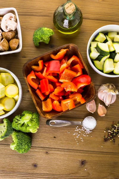 Zutaten für die Zubereitung von geröstetem Mischgemüse — Stockfoto