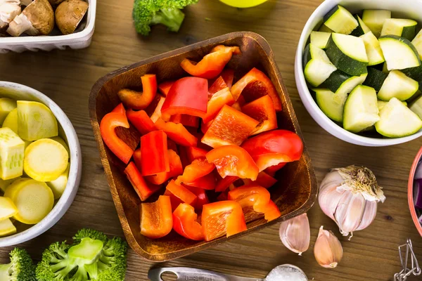 Ingrediënten voor het voorbereiden van geroosterde gemengde groenten — Stockfoto
