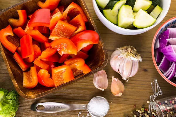Verse ingrediënten voor het voorbereiden van geroosterde groenten — Stockfoto