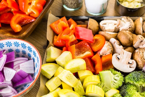 Ingredientes para preparar verduras mixtas asadas —  Fotos de Stock