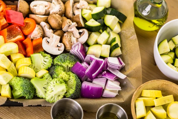 Ingrediënten voor het voorbereiden van geroosterde gemengde groenten — Stockfoto