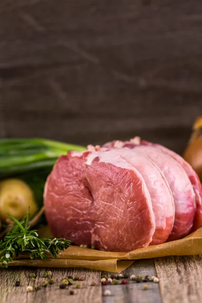 Bio-Schweinelöwenbraten mit Rosmarin — Stockfoto