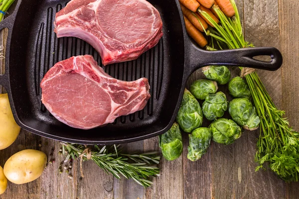 Chuletas de león de cerdo ecológico — Foto de Stock