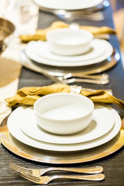 Tabak ve çatal bıçak ile tablo