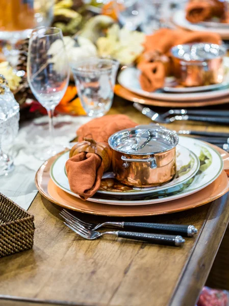 Tischset mit Tellern und Besteck — Stockfoto
