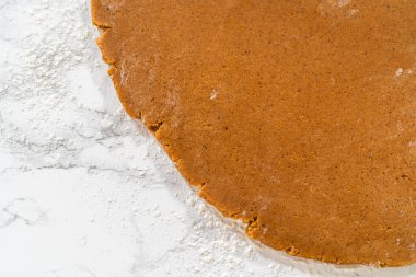 Eşit rulo zencefilli ekmek hamuru mermer bir yüzey üzerinde yakın çekim.