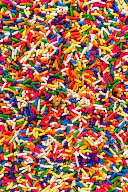 Yoğun renkli şeker serpintileri, canlı dokulu bir arka plan yaratıyor, makro detaylara kadar çekiliyor..