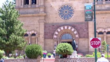 Santa Fe, New Mexico, ABD-1 Haziran 2024 Santa Fe, New Mexico 'nun tarihi şehir merkezinin büyüleyici görüntüsü, ikonik La Fonda Oteli ve St. Fonda Katedral Bazilikası
