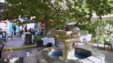 Santa Fe, New Mexico, ABD-1 Haziran 2024 büyüleyici açık hava yemek alanı Santa Fe, New Mexico 'nun tarihi bölgesinde. Sahne yemyeşil ve gölgeli.