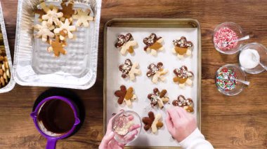 Düz yatıyordu. Yıldız şeklinde kurabiyeler hazırlıyorum, çikolataya yarı daldırılmış, bayram için naneli çikolata parçacıkları ile aksanlı..