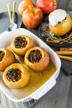 Organik pişmiş elma