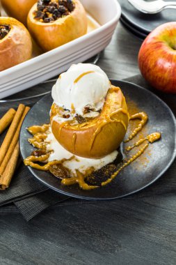 Organik pişmiş elma