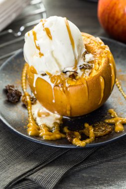 Organik pişmiş elma