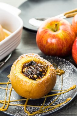 Pişmiş elma pecans ve kuru üzüm ile