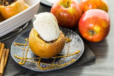 Organik pişmiş elma