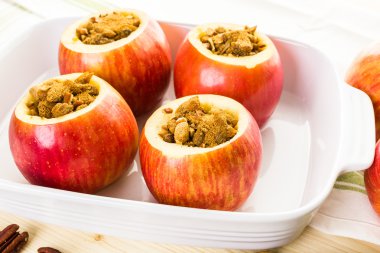 Pişmiş elma pecans ve kuru üzüm ile