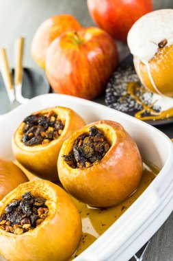 Pişmiş elma pecans ve kuru üzüm ile