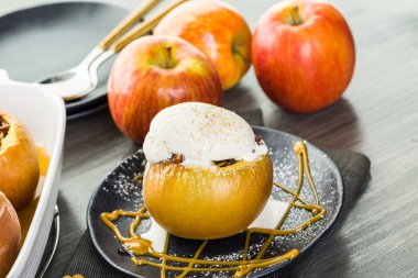 Organik pişmiş elma