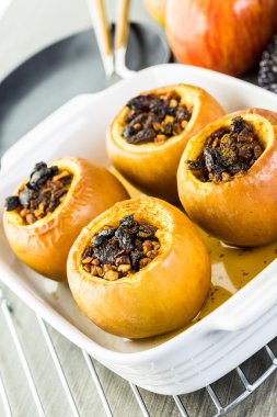 Pişmiş elma pecans ve kuru üzüm ile