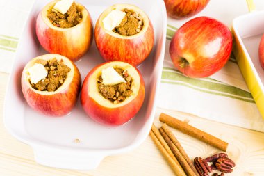 Pişmiş elma pecans ve kuru üzüm ile