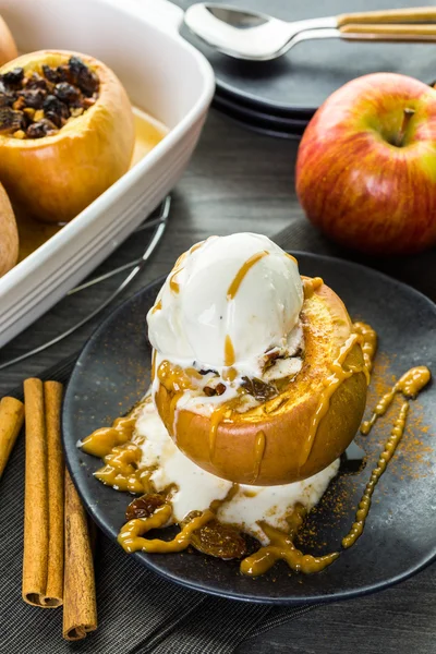 Organic baked apples — Stock Photo, Image