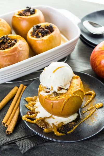 Organic baked apples — Stock Photo, Image