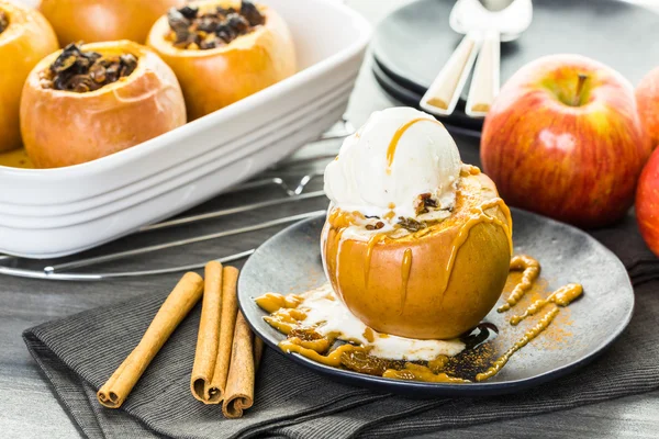 Organic baked apples — Stock Photo, Image