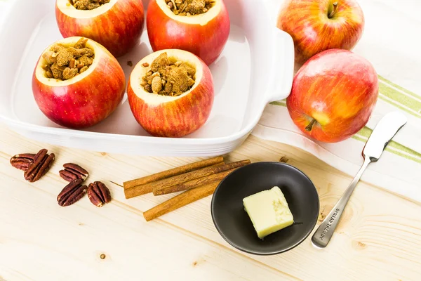 피칸과 건포도 함께 구운된 사과 — 스톡 사진