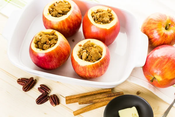 Sült alma, pekándió és mazsolával — Stock Fotó