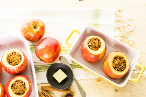 Запечені яблука з пеканами та родзинками — стокове фото