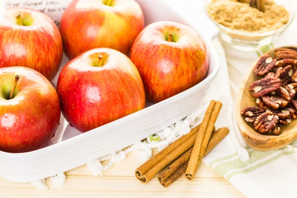 Інгредієнти для запечених яблук — стокове фото
