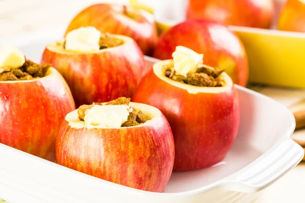 Sült alma, pekándió és mazsolával — Stock Fotó