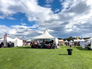 Sedalia, CO, Usa-21 Eylül 2025 - Bulutların altındaki çimenli bir alanda birden fazla çadır ve kabin kurulmuştur. Açık hava, Sedalia 'daki Colorado Highland Oyunları İskoç Festivali' ne ait.