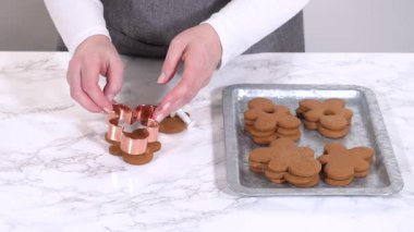 Zencefilli kurabiyeler, kalp şeklinde kesilmiş zencefilli bir adam, mermer bir tezgahın karşısında kırsal metal bir tepside dinleniyor..