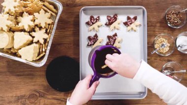 Düz yatıyordu. Yıldız şeklinde kurabiyeler hazırlıyorum, çikolataya yarı daldırılmış, bayram için naneli çikolata parçacıkları ile aksanlı..