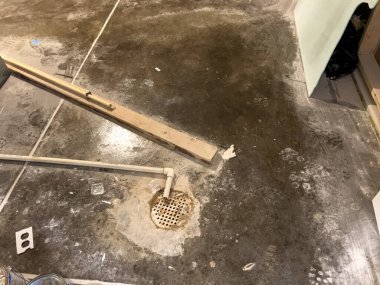 Parker, Colorado, ABD-Haziran 1, 2025 - Beton tesisat araçları ve bitmemiş yüzeylerle döşenmiş bir döşeme borusu görünüyor. Bölge, inşaat halindeki bir konut hizmetleri sisteminin bir parçası.