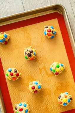 Parker, Colorado, 1 Temmuz 2025 - Şekerle kaplanmış kurabiye hamuru topları silikon bir hasırın üzerinde yüksek açılı bir şekilde oturuyorlar. Hamur eşit ve iyi aydınlatılmış..