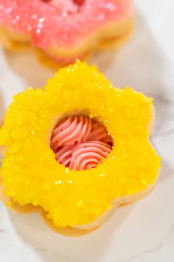 Sarı Paskalya Kurabiyesi Sandviçi, ahududu kremalı, tereyağlı ve şekerli..