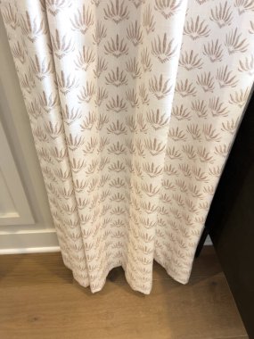 Zarif nötr perdeler yumuşak gün ışığında sallanan ince botanik desenli. İç tasarım ilhamı, emlak listeleri ya da ev dekorasyonu kataloğu için harika..