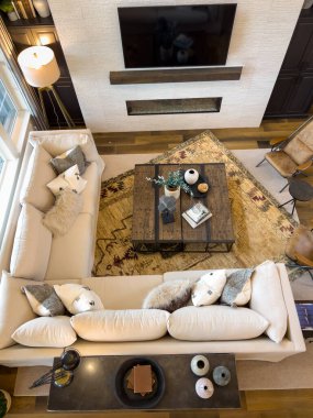 Castle Pines, CO, ABD-6 Ekim 2025 - Büyük bej bir kanepe ve desenli alan halısı ile modern bir oturma odası manzarası. Doğal ışık ve yumuşak tonlar rahat ve...