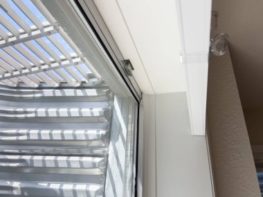 Gümüş metal bir pencerenin içindeki bodrum penceresinden dışarı bak. Pencere kenarı beyaz ve ışık parlak ve doğal..