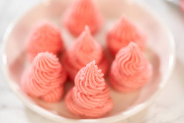 Paskalya Kurabiyesi Sandviçi için ahududu kremalı ve ahudududulu sandviçin rüya gibi sunumunu gösteren bulanık görüntü. Yaratıcı ya da yaşam tarzı pişirme içeriği için uygun.