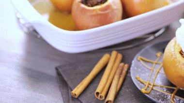 Pişmiş elma pecans ve kuru üzüm ile
