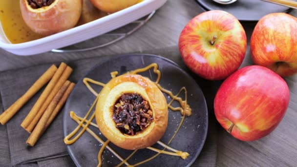 Gebakken appels met pecannoten en rozijnen — Stockvideo