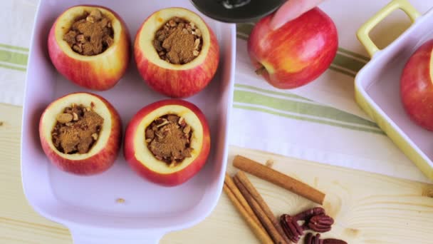 Manzanas al horno con nueces y pasas — Vídeo de stock