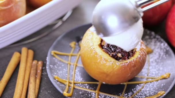 Organic baked apples — Stock Video