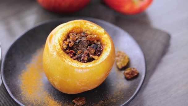 Pommes cuites au four avec pacanes et raisins secs — Video