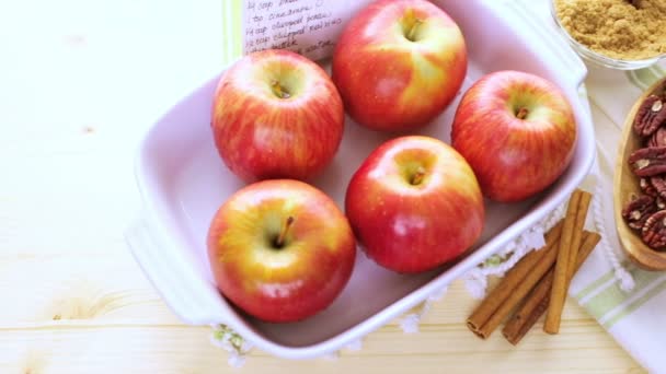 Ingredientes para manzanas al horno — Vídeo de stock